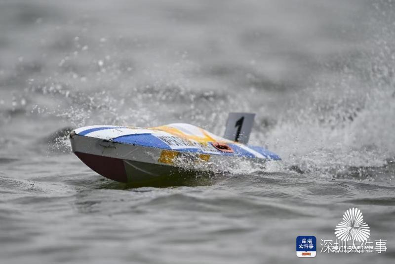 而阔别八年 而阔别八年